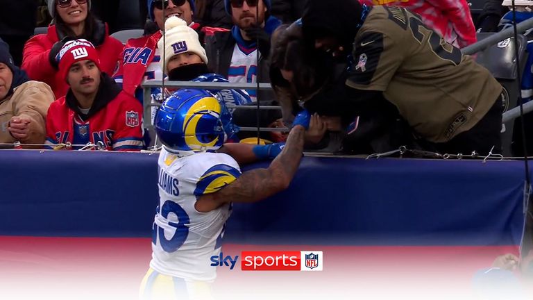 Los Angeles Rams running back Kyren Williams&#39; 28-yard TD run extends Rams&#39; lead to 26-19 in fourth quarter as Kyren&#39;s mother wrestles the football away from a Giants fan after the play in the stands.